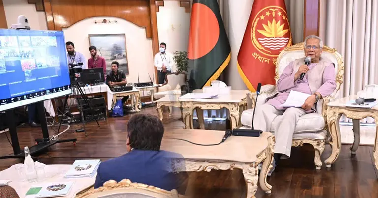 ই-লার্নিং কার্যক্রম উদ্বোধন করছেন প্রধান উপদেষ্টা